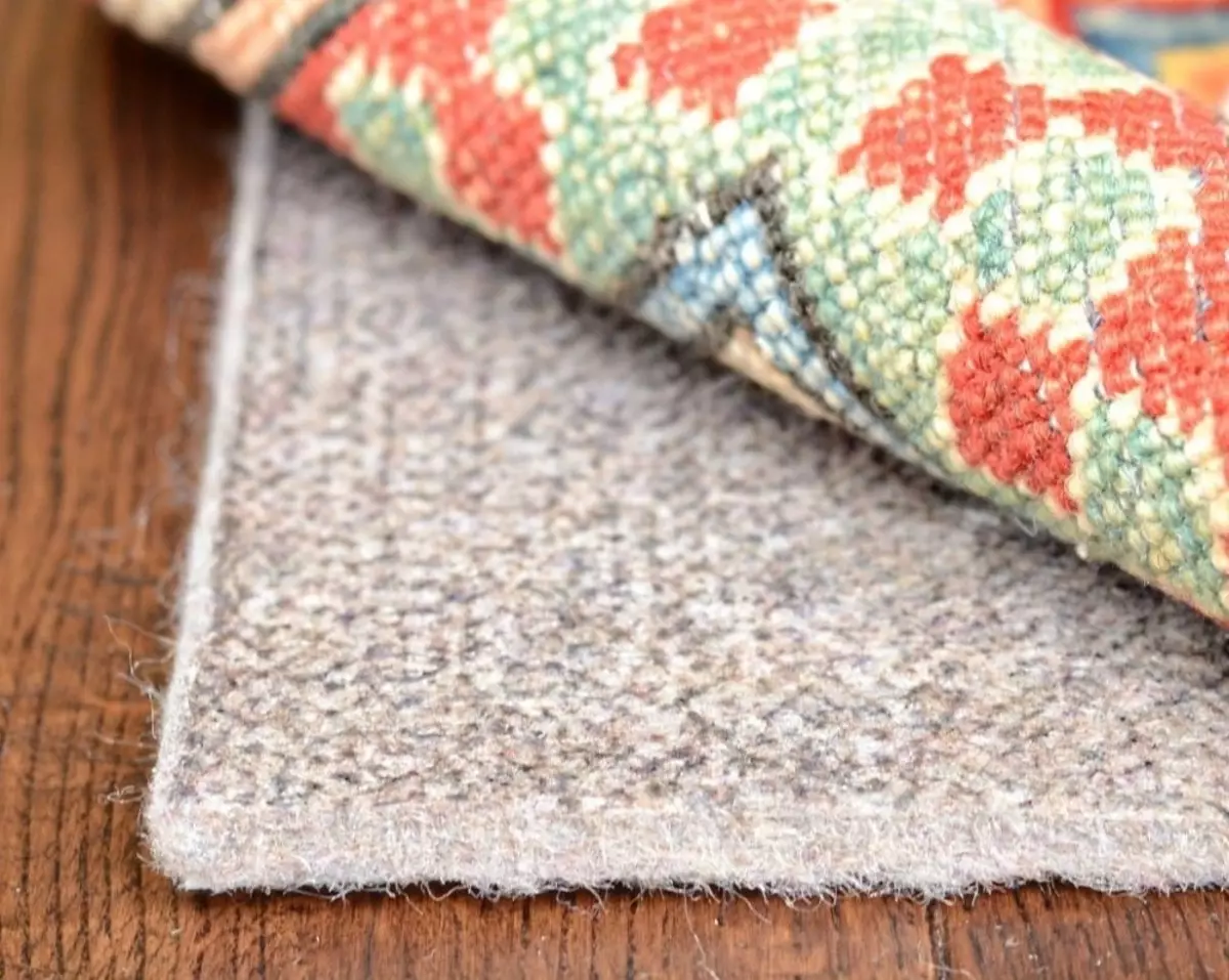 Substrat de laine sous le tapis