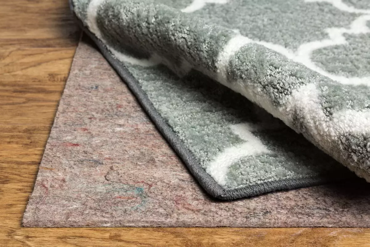 카펫 아래에서 미끄럼 방지 기판을 선택하는 방법 (재료의 종류)