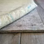 Hur man väljer ett anti-slip-substrat under mattan (typer av material)