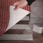 Cómo elegir un sustrato antideslizante debajo de la alfombra (tipos de materiales)