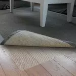 Hur man väljer ett anti-slip-substrat under mattan (typer av material)