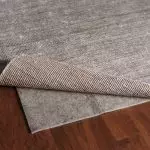 Come scegliere un substrato antiscivolo sotto il tappeto (tipi di materiali)