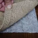 カーペットの下に滑り止め基板を選択する方法（材料の種類）