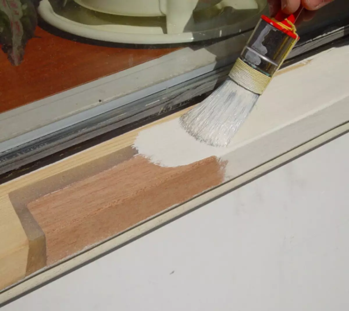 木製の窓の絵画：自分の手で仕事をする技術