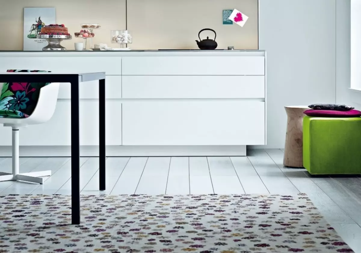 Tapijt in de keuken in de stijl van minimalisme