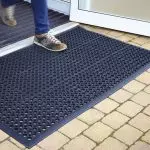 Влезните килими на гумени базирани: карактеристики и придобивки од користењето