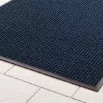 שטיחי כניסה על גומי מבוסס: תכונות ויתרונות של שימוש