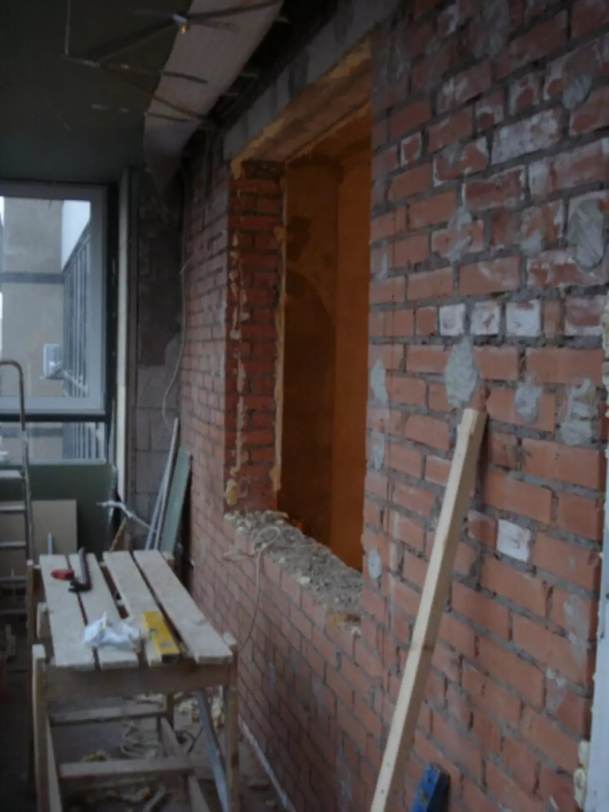 Apertura della finestra in un muro di mattoni e in legno