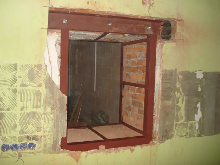Pembukaan tingkap di dinding batu bata dan kayu