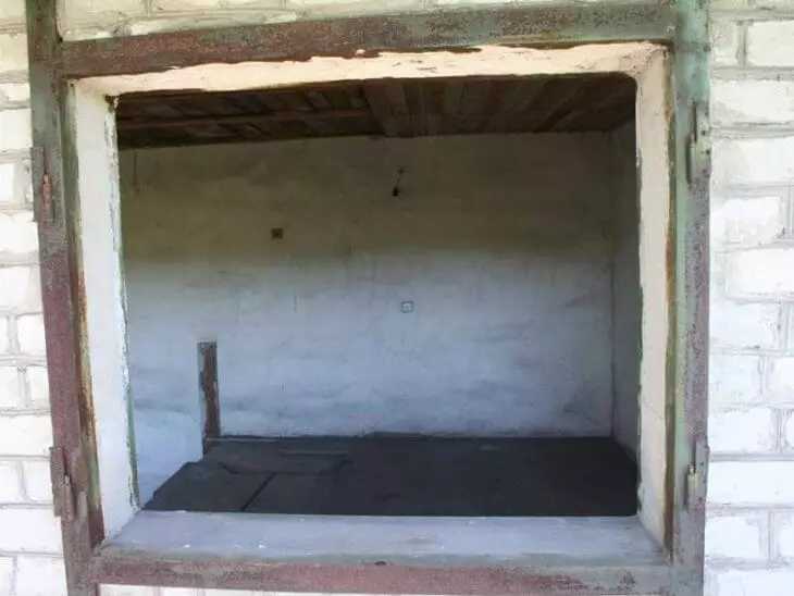 Отворање на прозорецот во тула и дрвен ѕид