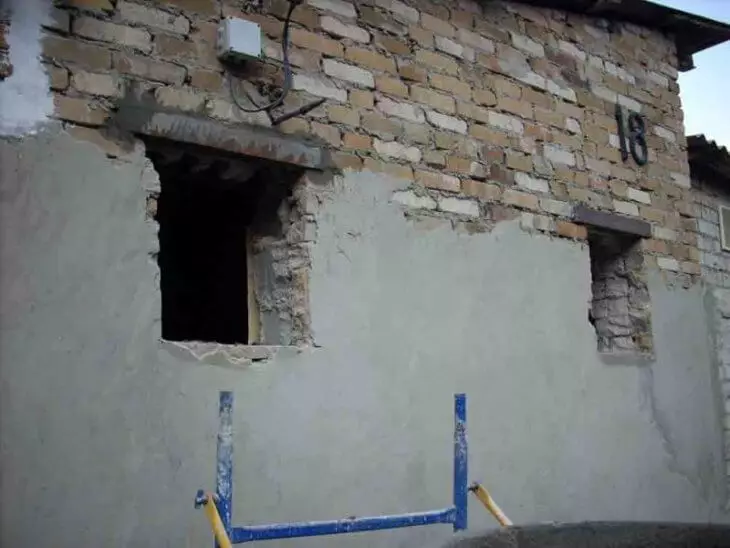 Deschiderea ferestrei într-un zid de cărămidă și din lemn