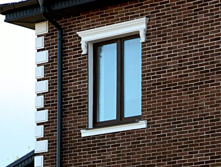 RÁMOVANIE A Dokončovanie okien na fasáde av interiéri