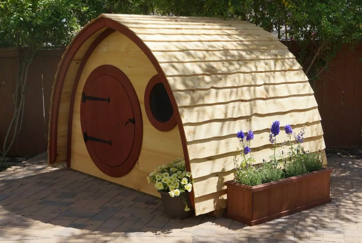 How to make a house for children's games in the country area? [Unusual ideas]
