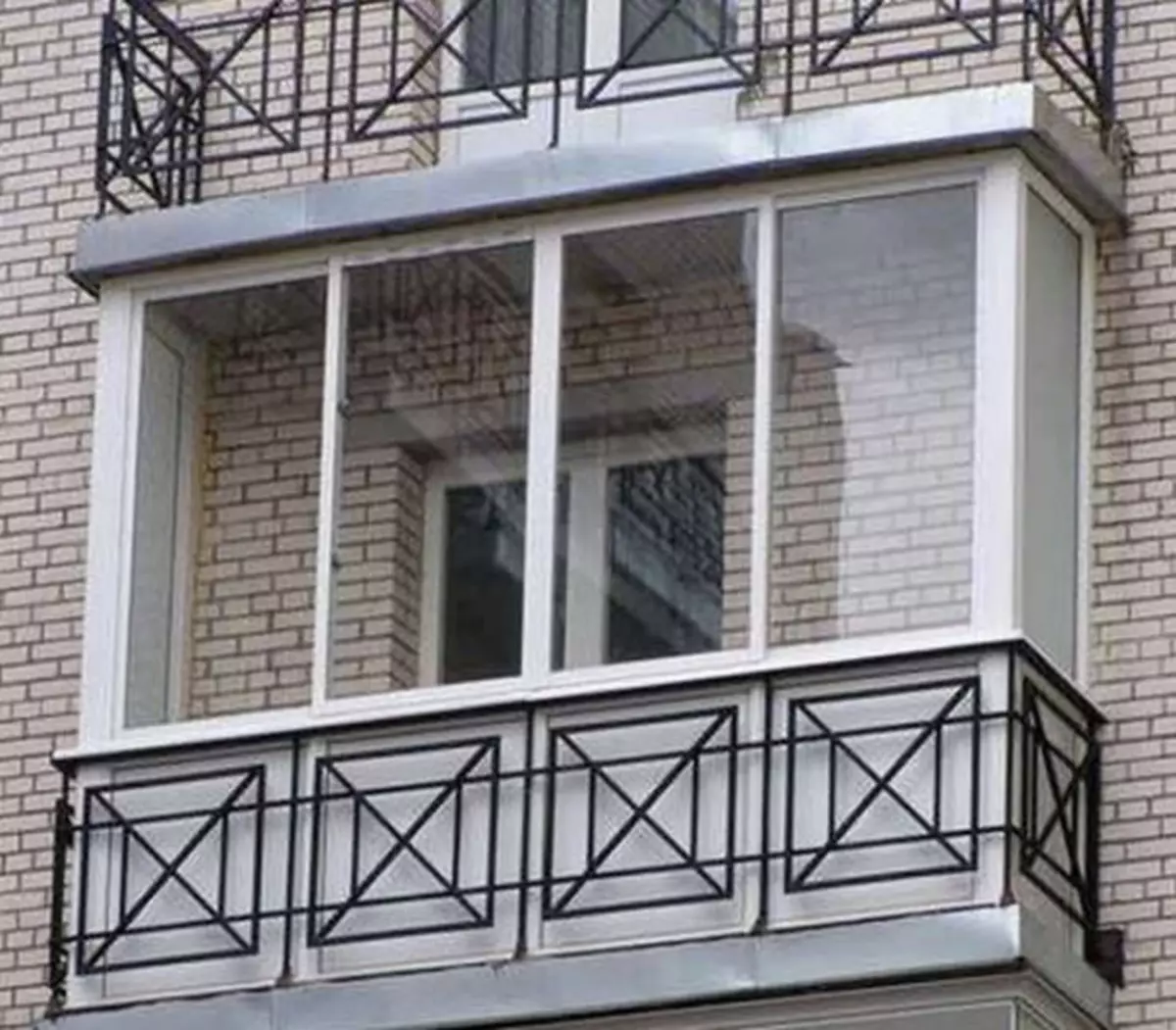 Vykonávame zasklenie balkóna s vlastnými rukami: sprievodca pre prácu od A do Z