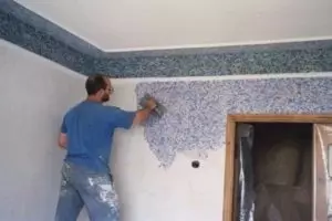 你自己如何制作液体纸壁纸并将它们涂抹在墙壁上