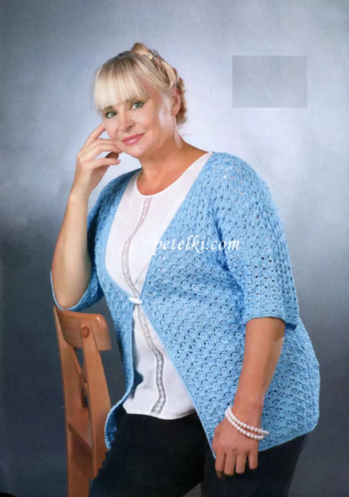 Jaket musim panas dengan crochet untuk wanita penuh dengan skim dan perihalan kerja