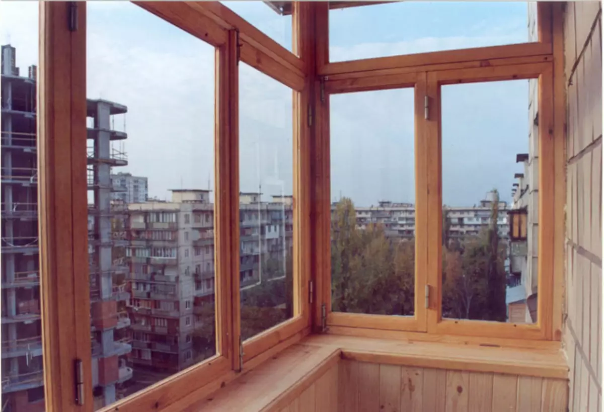 Авито окна балкон. Деревянные рамы на балкон. Деревянное остекление балкона. Лоджия с деревянными окнами. Остекление балконов деревянными рамами.