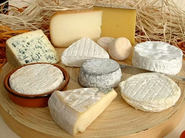 Як захоўваць сыр у халадзільніку доўга