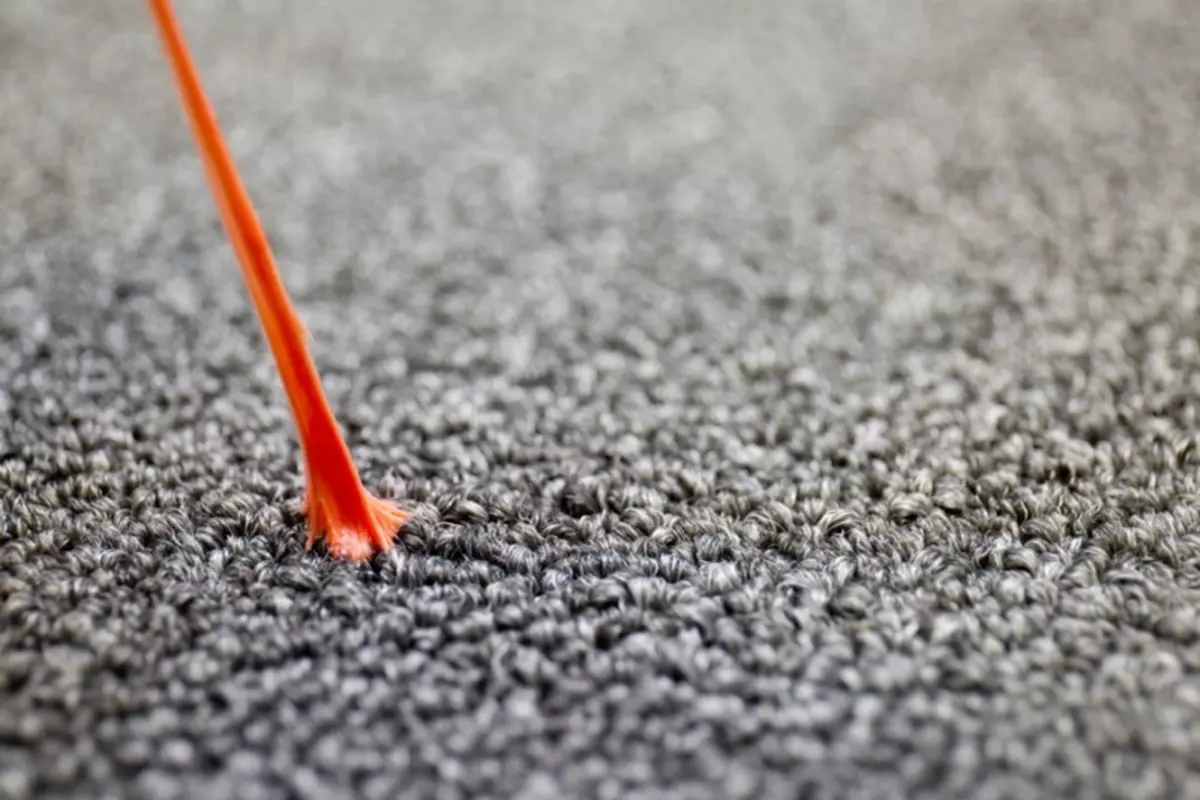 Как да премахнете дъвката от килима без следа