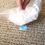 Jak czyścić dywan z plam, żucia, rtęci lub włosów (skuteczne sposoby)