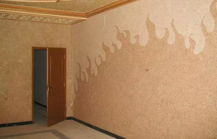 Utilisation de papiers peints liquides dans le couloir et le couloir
