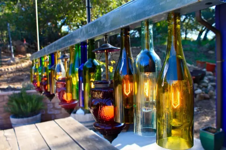 Artesanía de botellas de vidrio para casas de campo y de verano (36 fotos)