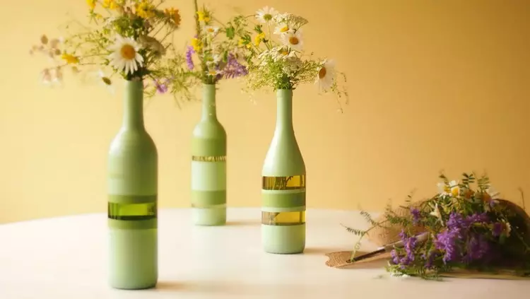 Занаяти от стъклени бутилки за домашни и летни вили (36 снимки)