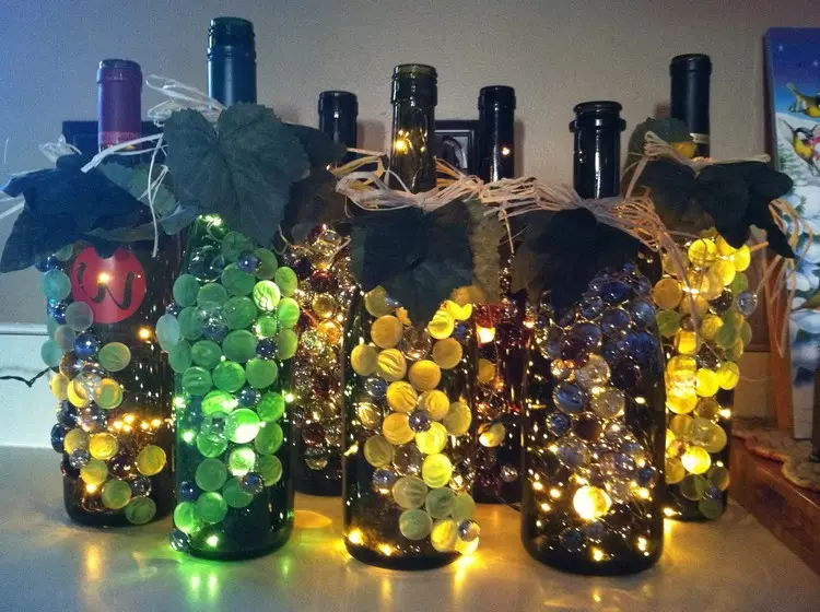 Ev ve yazlık evler için cam şişelerden el sanatları (36 fotoğraf)