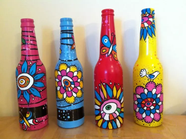 Artesanía de botellas de vidrio para casas de campo y de verano (36 fotos)