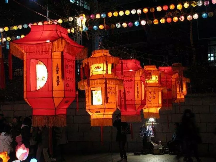 Dekorative Street Lamper: Hyggelig belysning til haven og hytterne (35 billeder)