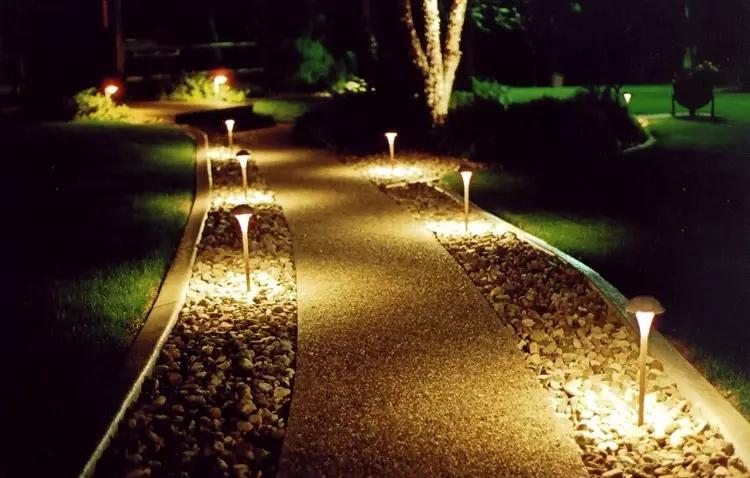 Dekoratív utcai lámpák: Hangulatos világítás a kert és a nyaralók számára (35 fotók)