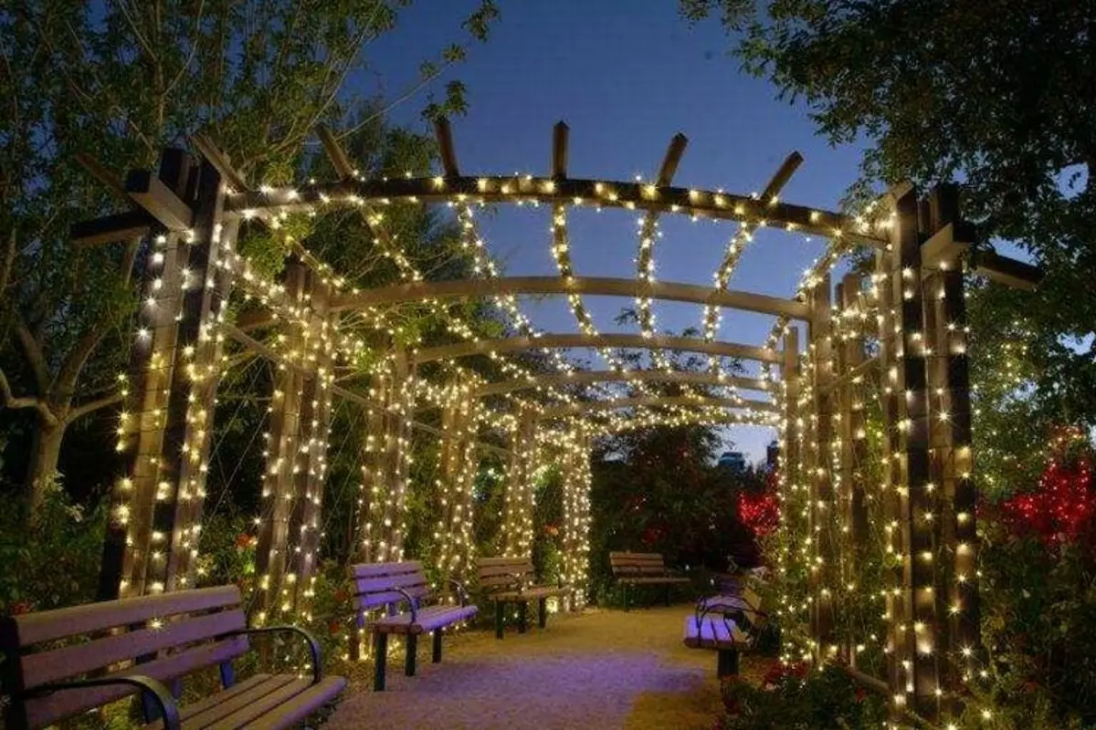 Lampioni decorativi: illuminazione accogliente per il giardino e i cottage (35 foto)