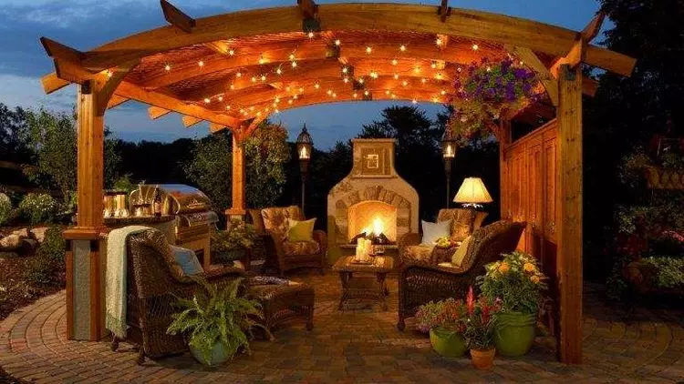 Lampioni decorativi: illuminazione accogliente per il giardino e i cottage (35 foto)