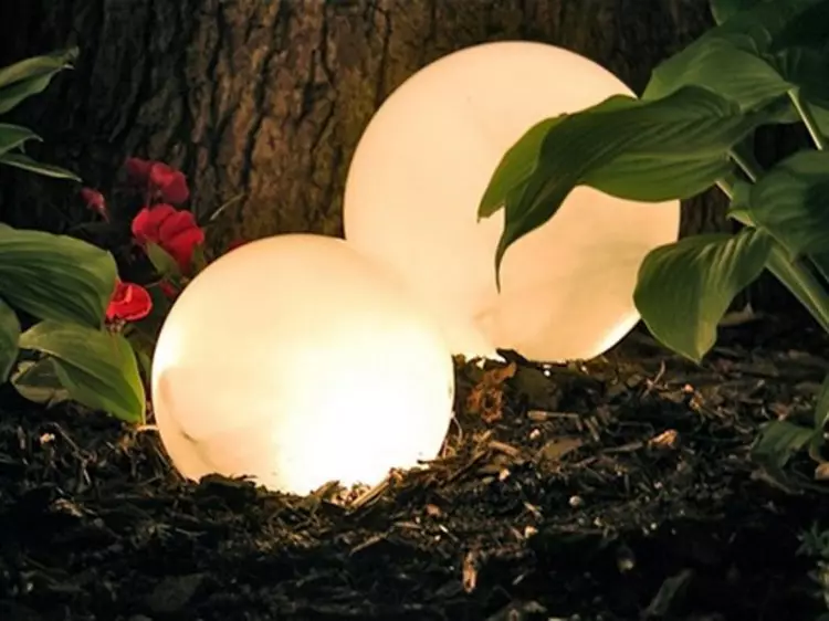 Llambat dekorative të rrugës: Ndriçimi komod për kopshtin dhe cottages (35 foto)