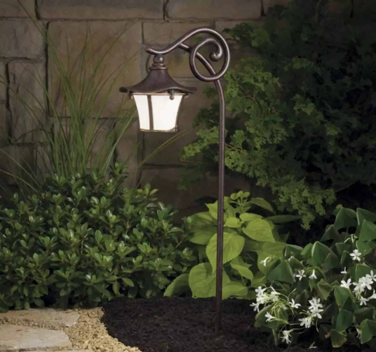 Lampioni decorativi: illuminazione accogliente per il giardino e i cottage (35 foto)