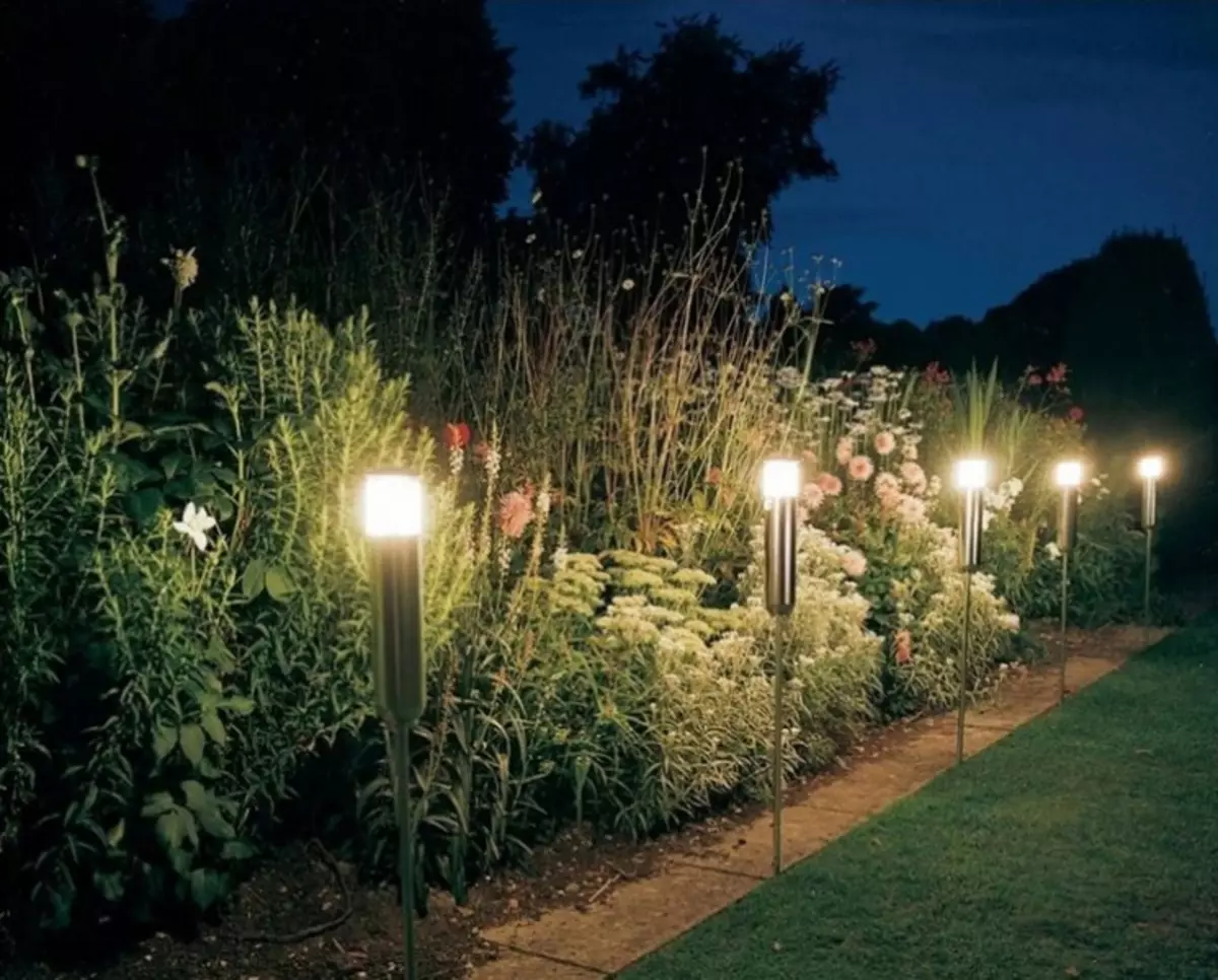 Διακοσμητικά λαμπτήρες δρόμου: ζεστό φωτισμό για τον κήπο και τα σπίτια (35 φωτογραφίες)