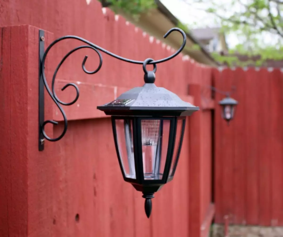 Dekorative gatelamper: Koselig belysning for hagen og hyttene (35 bilder)
