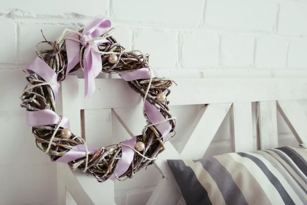 Bagaimana Membuat Wreaths Decorative For Interior Dengan Tangan Anda Sendiri?
