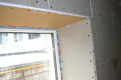 Acabamento de janelas de plástico com suas próprias mãos: Opções