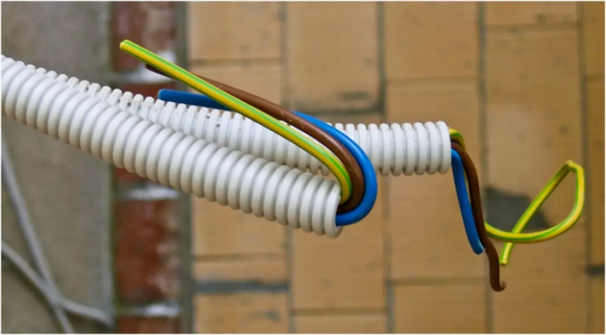 Затягивание кабеля в гофру