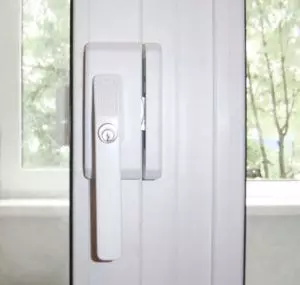 How to install a castle on a plastic balcony door