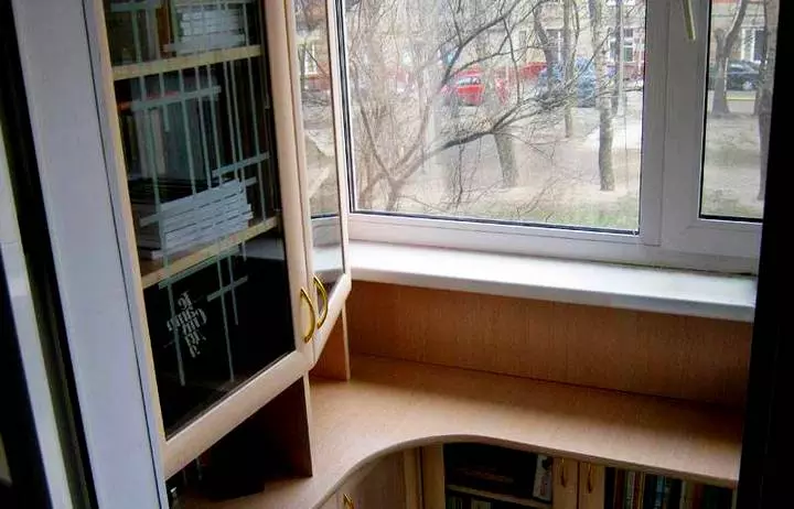Kabinet balkoni terbina dalam: ergonomi dan berfungsi