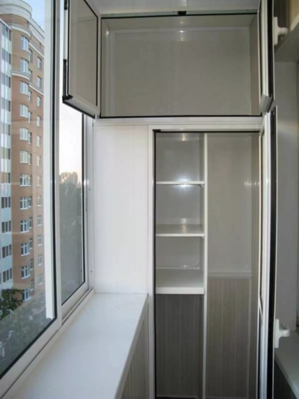 Gabinetes de balcón incorporados: ergonomía y funcional.