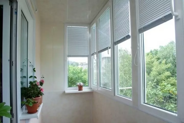 Choosing a balcony blinds: what better