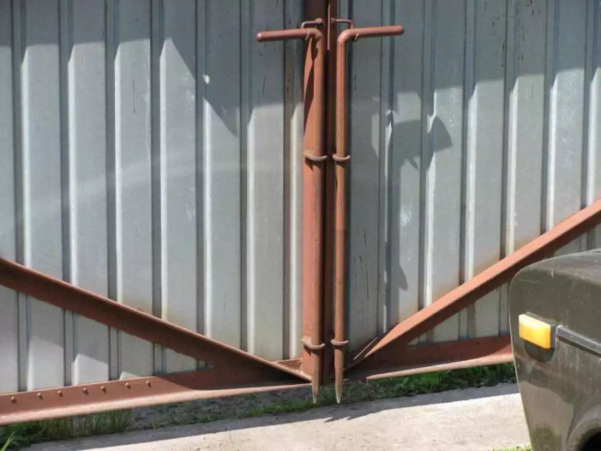 Swing vartai nuo profilio Dacha - gamyba ir montavimas su savo rankomis