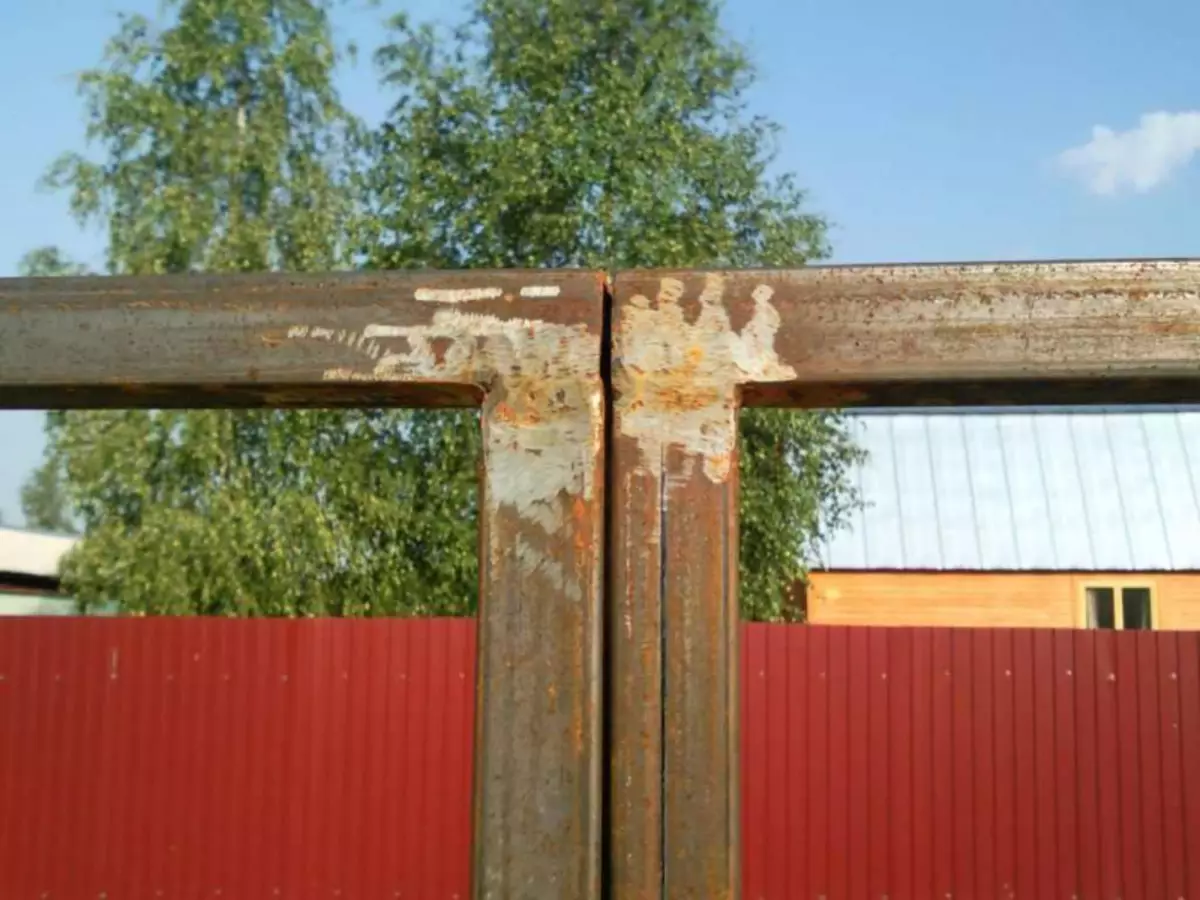 Hogyan készítsünk egy kaput a lánc rácsból a házakhoz - lépésenkénti készítés