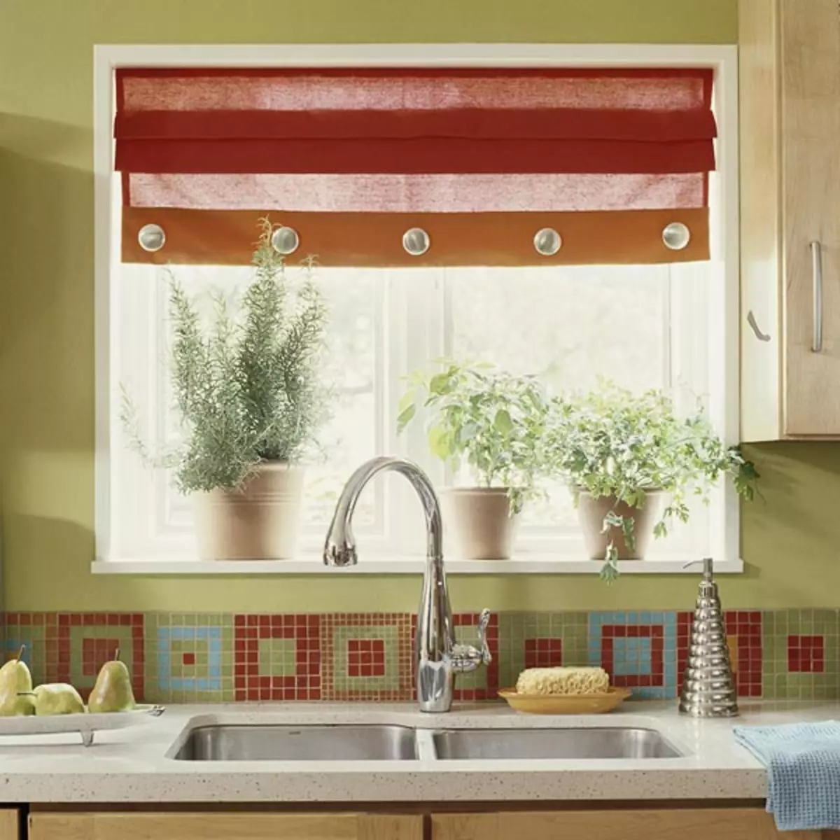 Что можно повесить на окна. Декор окна на кухне. Римские шторы на кухню. Декорируем окно на кухне. Красивые римские шторы на кухню.