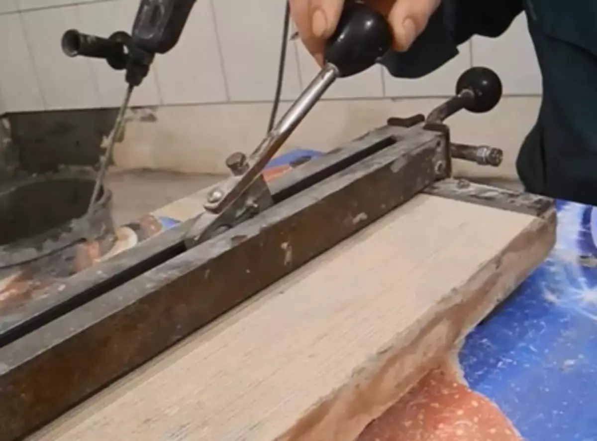 Hoe maak je een machine voor het snijden van tegels Doe het zelf