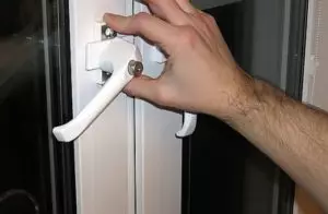 Cómo reparar un bloqueo de puerta de plástico.