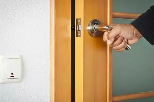 Hva å gjøre hvis innvendige dører er dårlig lukket